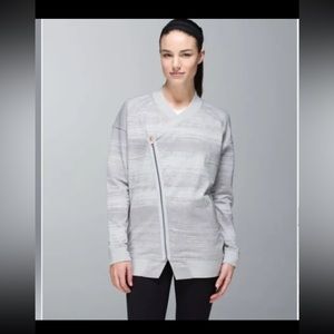 EUC Lululemon Mula Bundle Wrap Silver Spoon Size 6